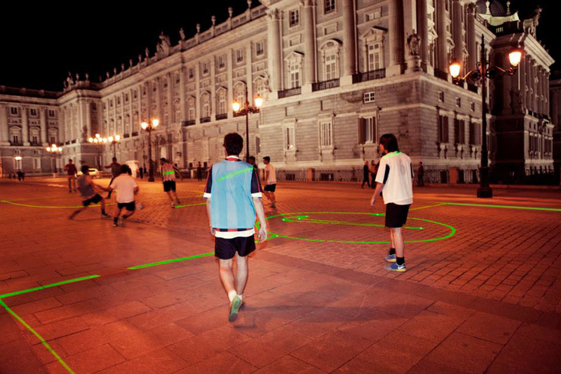 Illustration for article titled AsĂ deberĂan ser los (improvisados) campos de fĂștbol del futuro